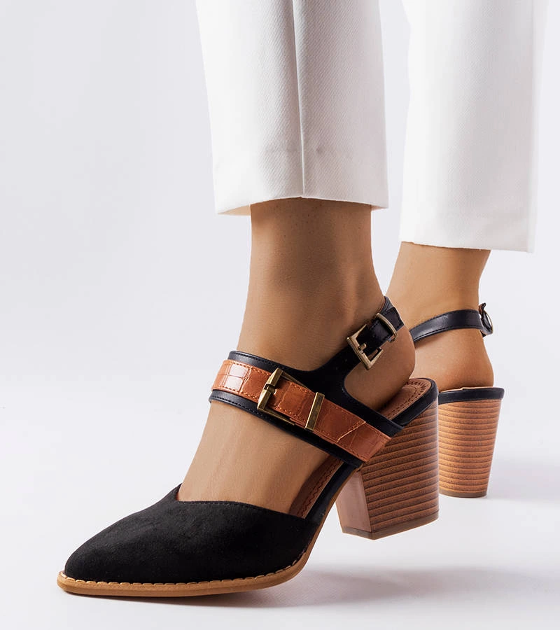 Czarne czółenka na słupku