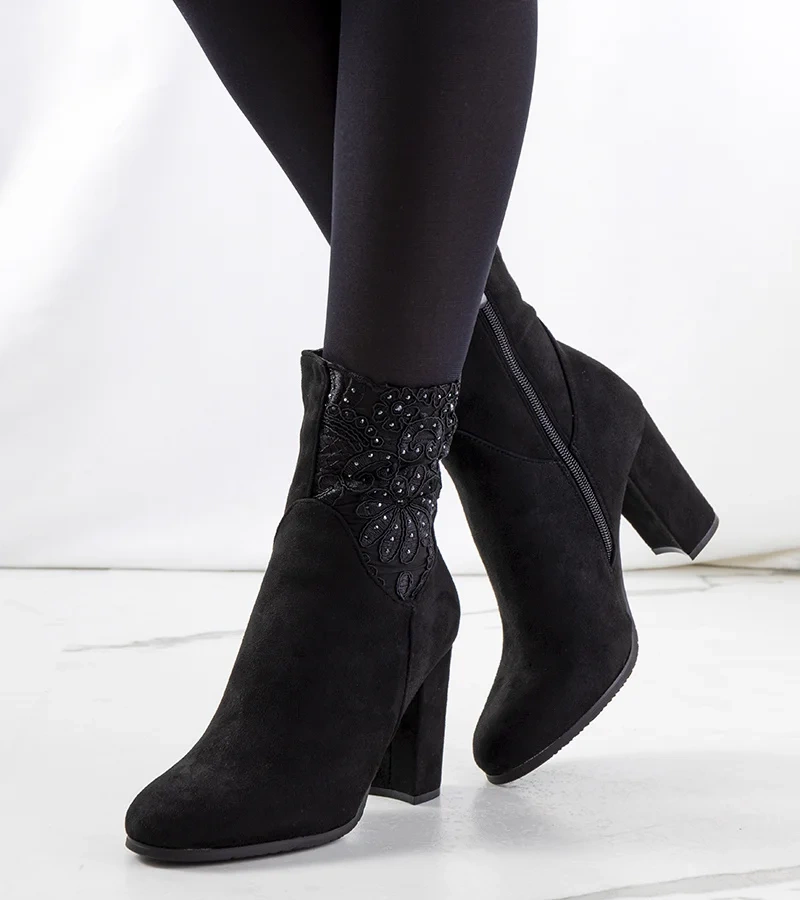 Czarne botki ze zdobieniem