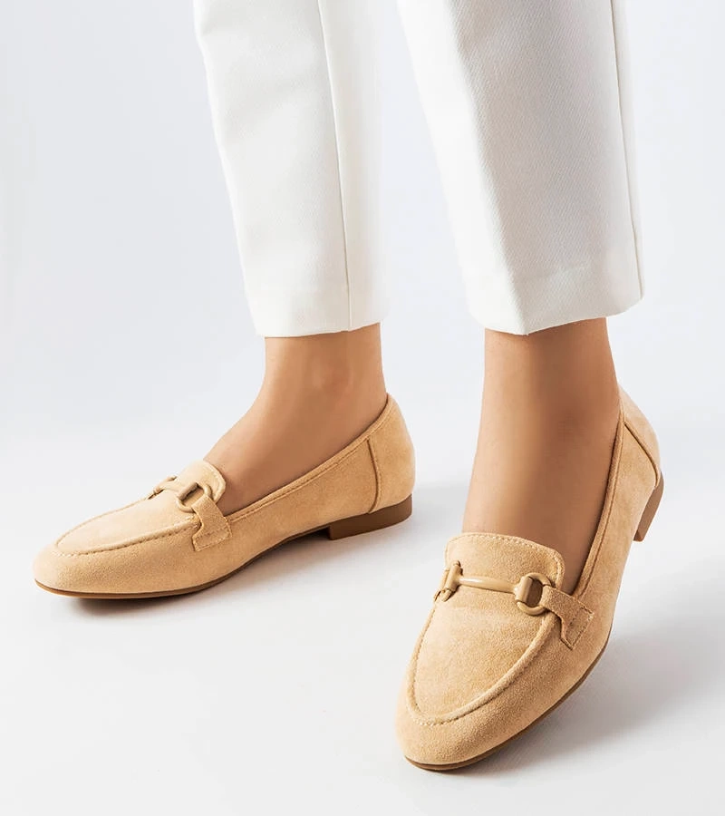 Beżowe mokasyny z ozdobną klamrą