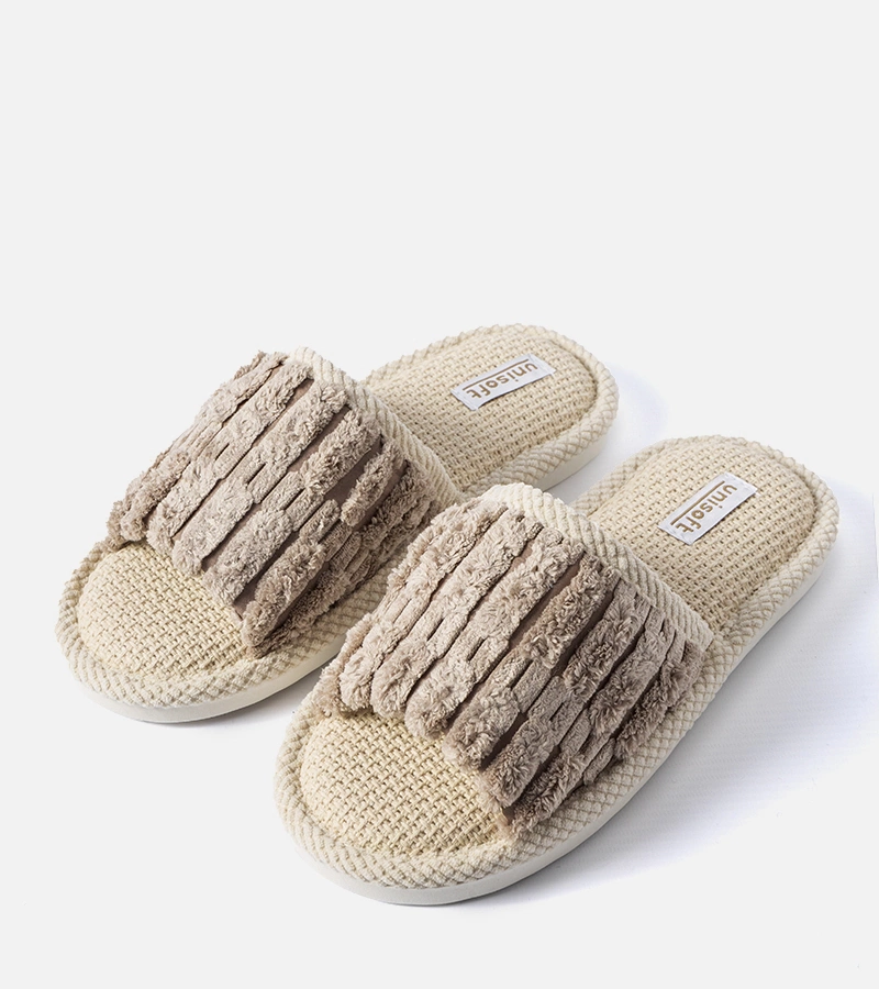 Beżowe kapcie z ozdobnymi przeszyciami