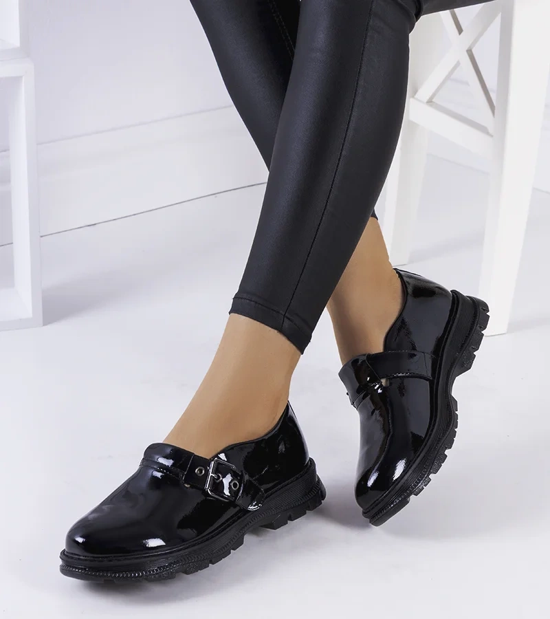 Czarne lakierowane półbuty