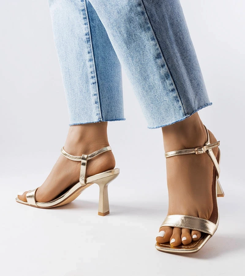 Złote sandałki na szpilce