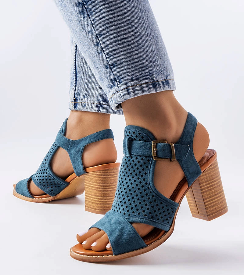 Granatowe sandałki na niskim słupku