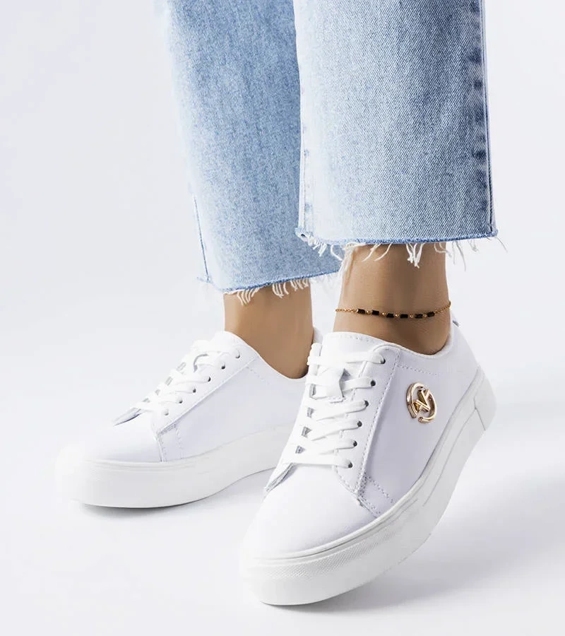 Białe tenisówki z metalowym logo Vinceza