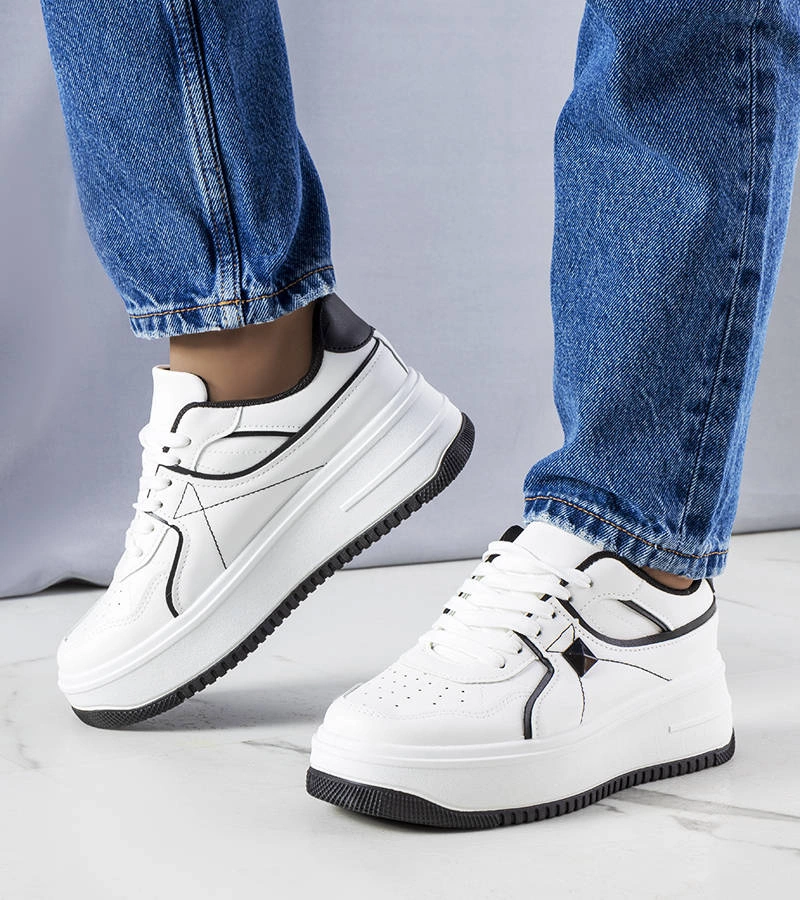 Białe sneakersy na platformie