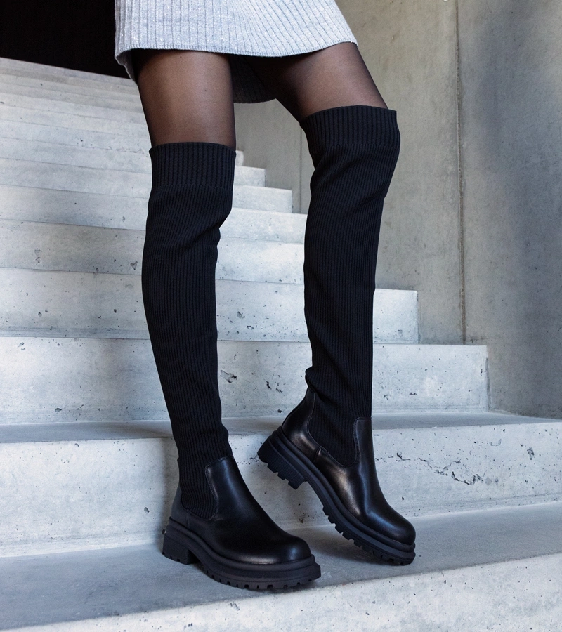 Czarne długie kozaki z elastyczną cholewką