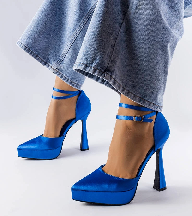 Niebieskie czółenka na wysokim słupku