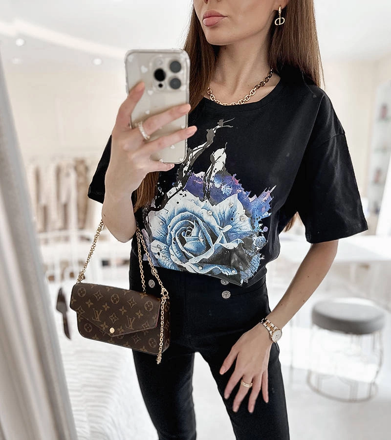 Czarna luźna koszulka z kwiatem i cyrkoniami