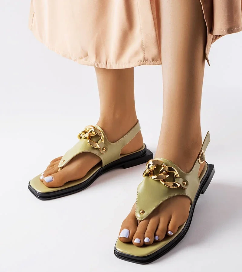 Zielone sandały-japonki z łańcuchem