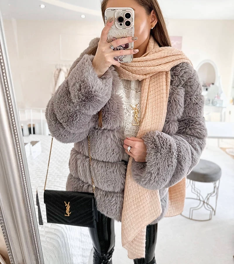 Różowy szal w kropki