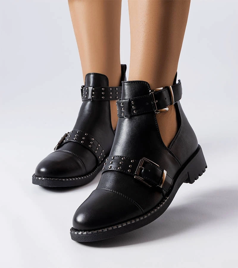 Czarne botki na płaskim obcasie z wycięciami