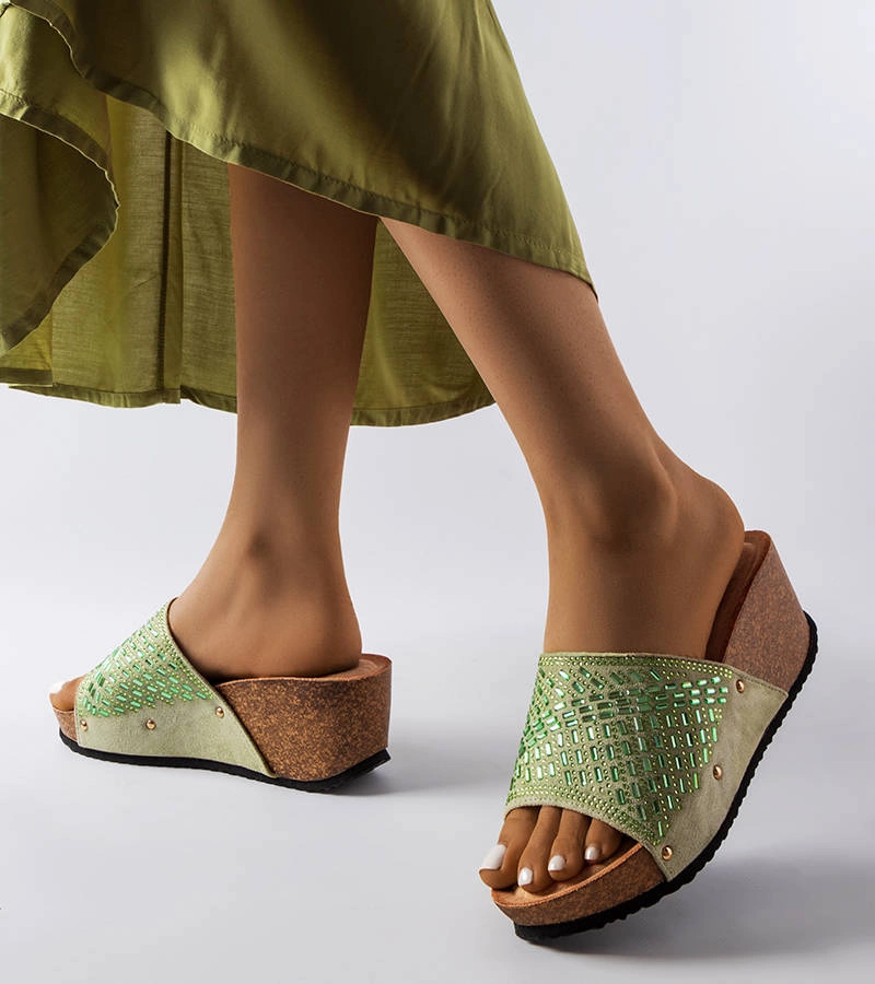 Zielone klapki na koturnie z cyrkoniami