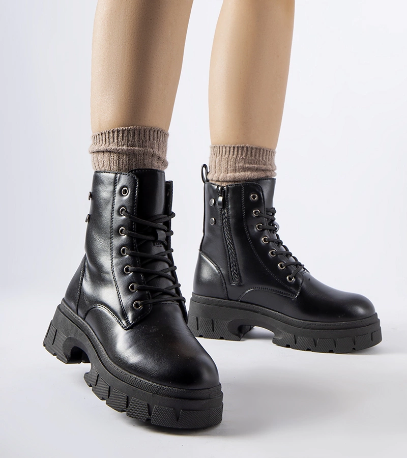 Czarne botki na grubej podeszwie