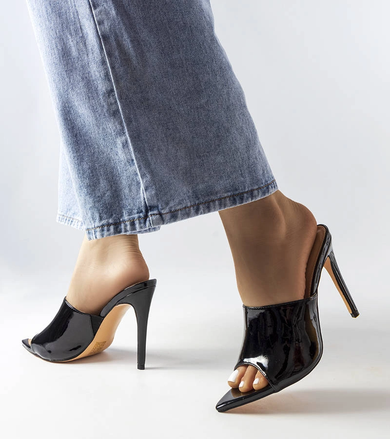 Czarne lakierowane klapki na szpilce