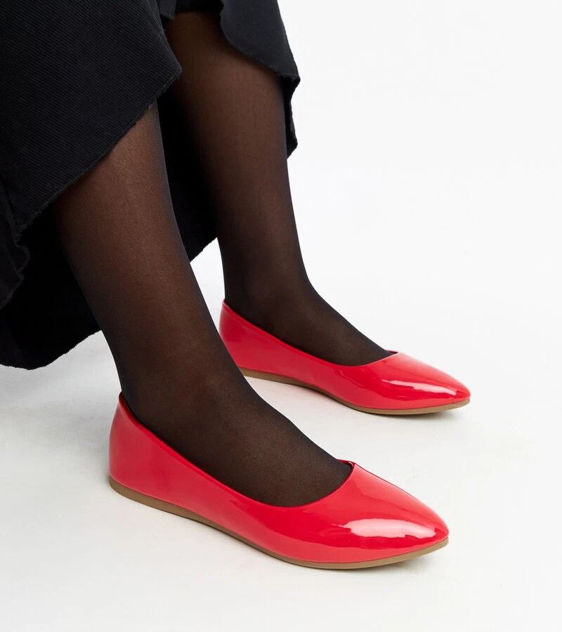 Czerwone lakierowane baleriny
