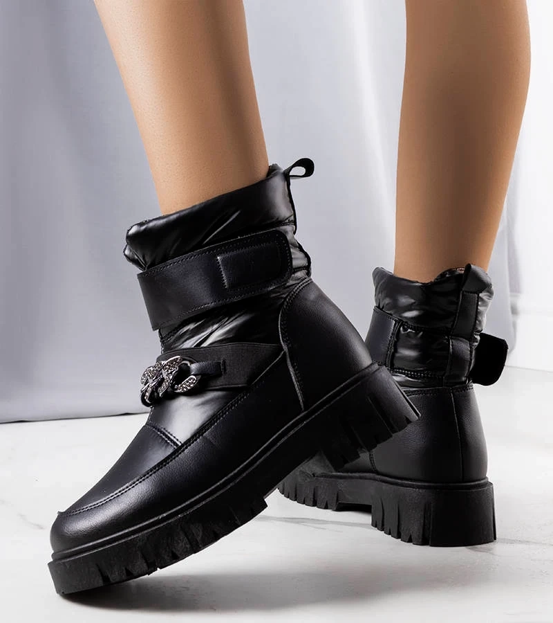 Czarne ocieplane śniegowce z łańcuchem