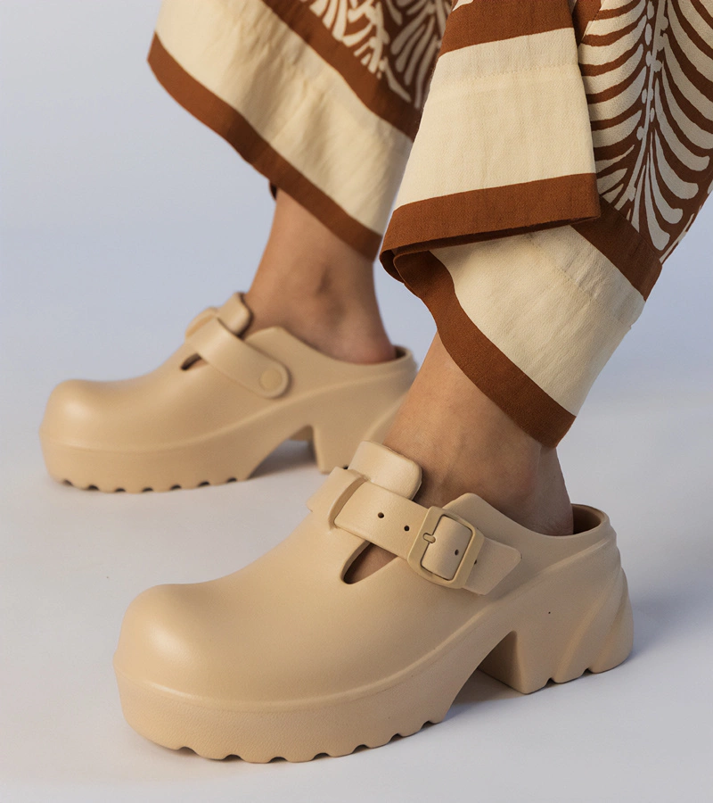 Hers Beżowe klapki chodaki zabudowane