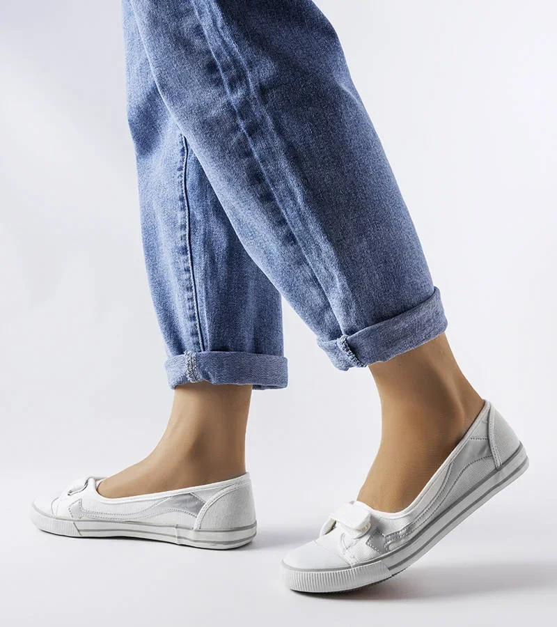 Białe materiałowe tenisówki