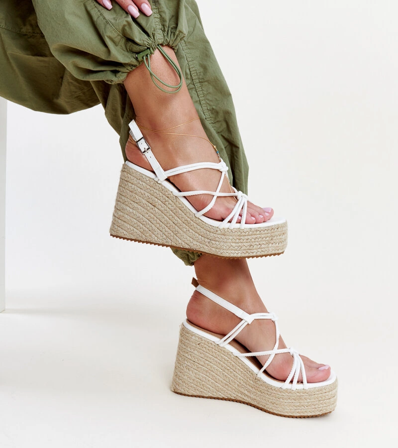 Białe sandałki na koturnie