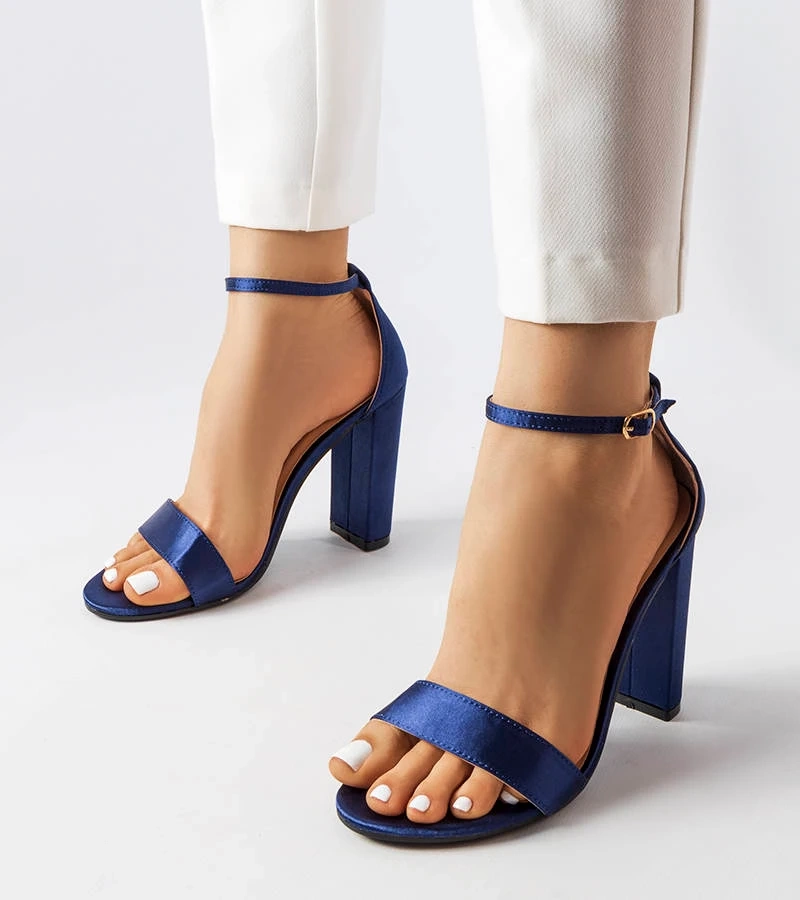 Granatowe eleganckie sandały na słupku
