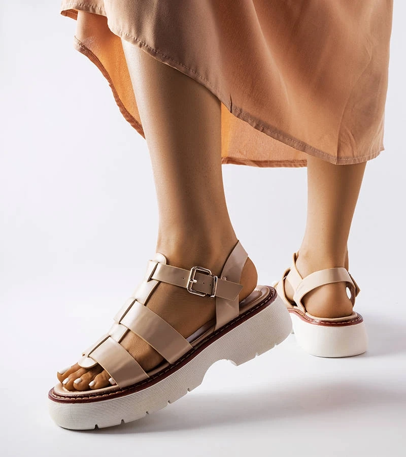 Beżowe sandały na platformie