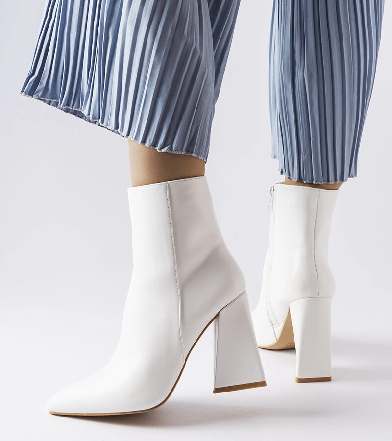 Białe botki na słupku