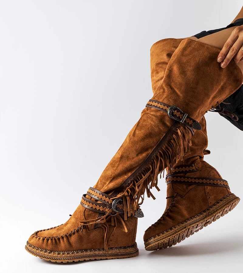 Brązowe kozaki na koturnie w stylu boho