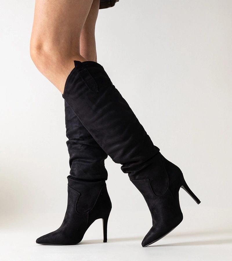 Czarne kozaki na szpilce z marszczeniem