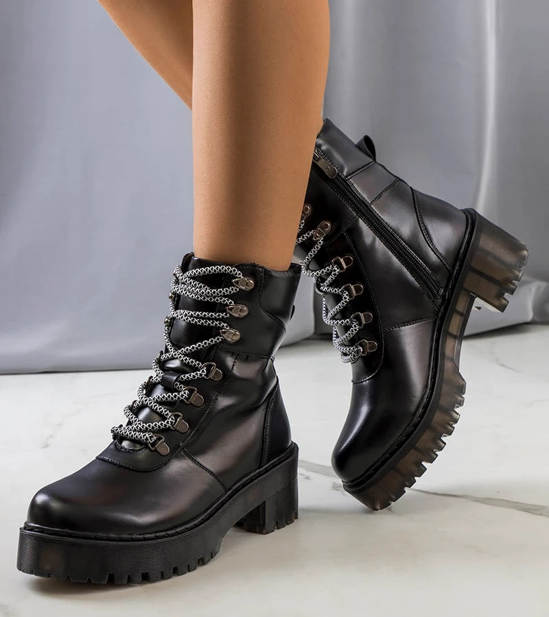 Czarne botki na wysokiej podeszwie