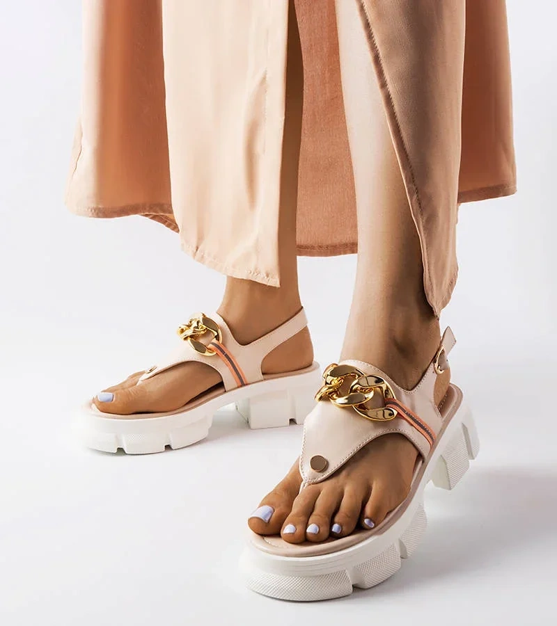 Beżowe sandały na masywnej podeszwie