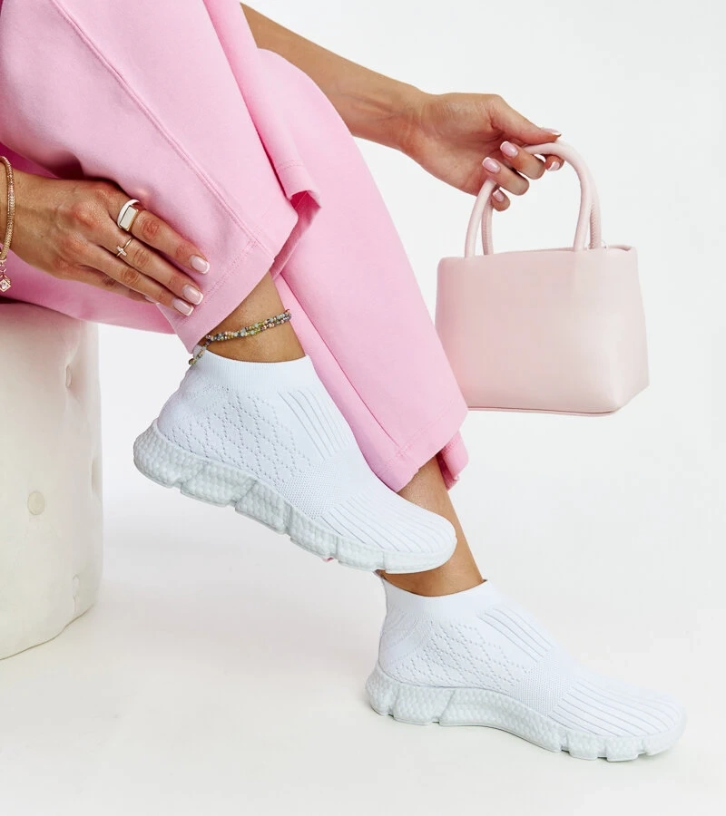 Białe lekkie sneakersy sportowe