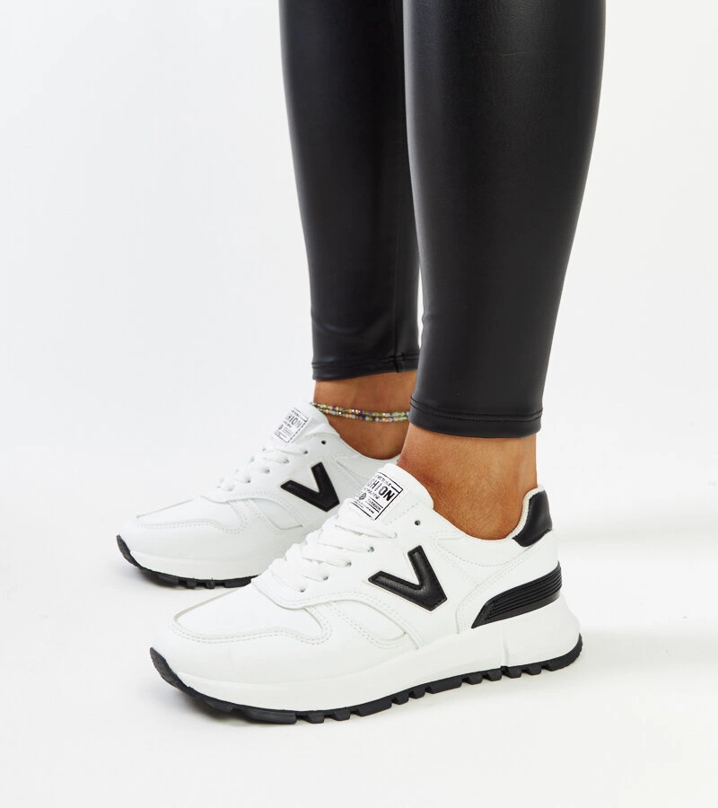 Białe sneakersy na grubszej podeszwie