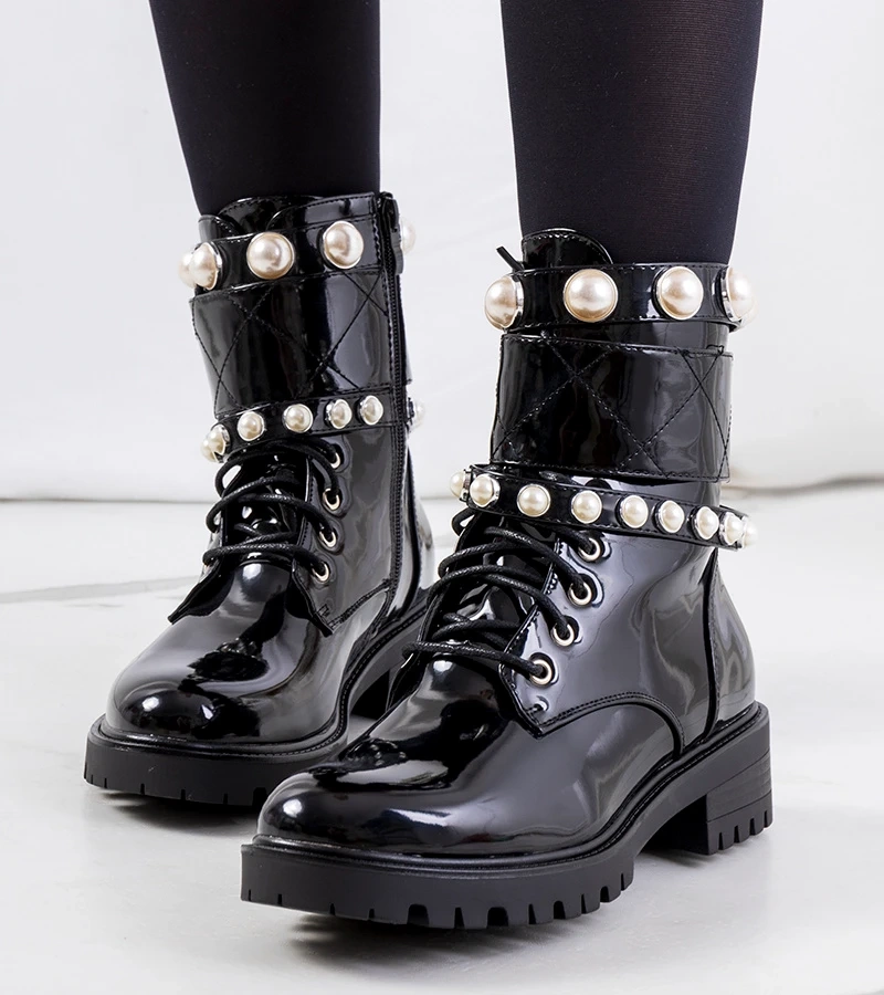 Czarne workery z perłami