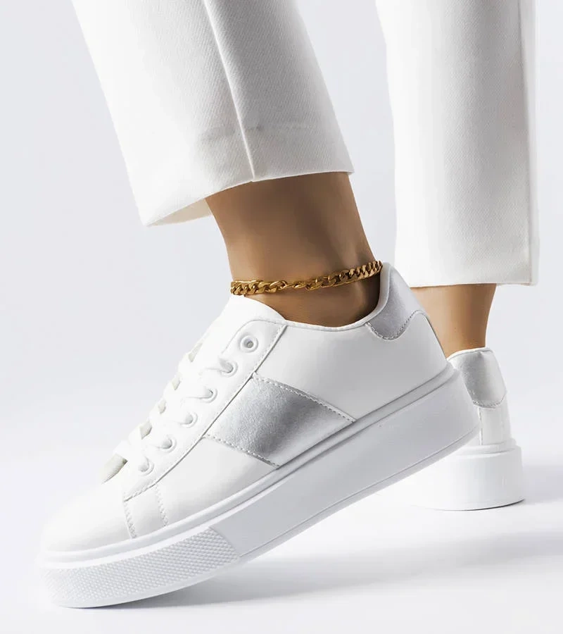 Białe sneakersy ozdobione srebrnym lampasem