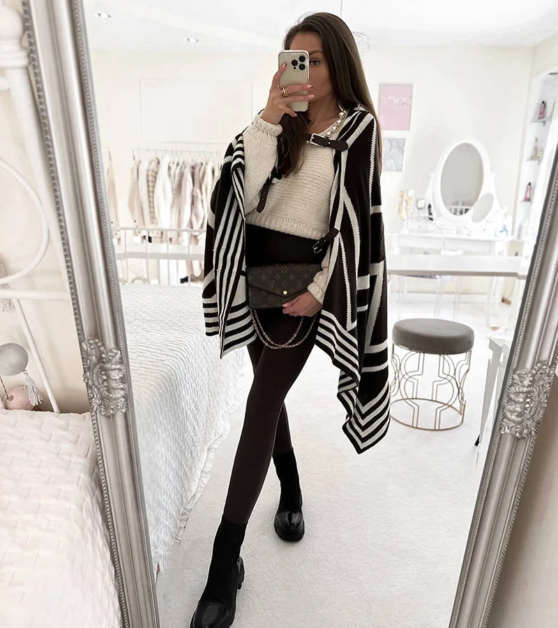 Brązowa narzutka z kapturem