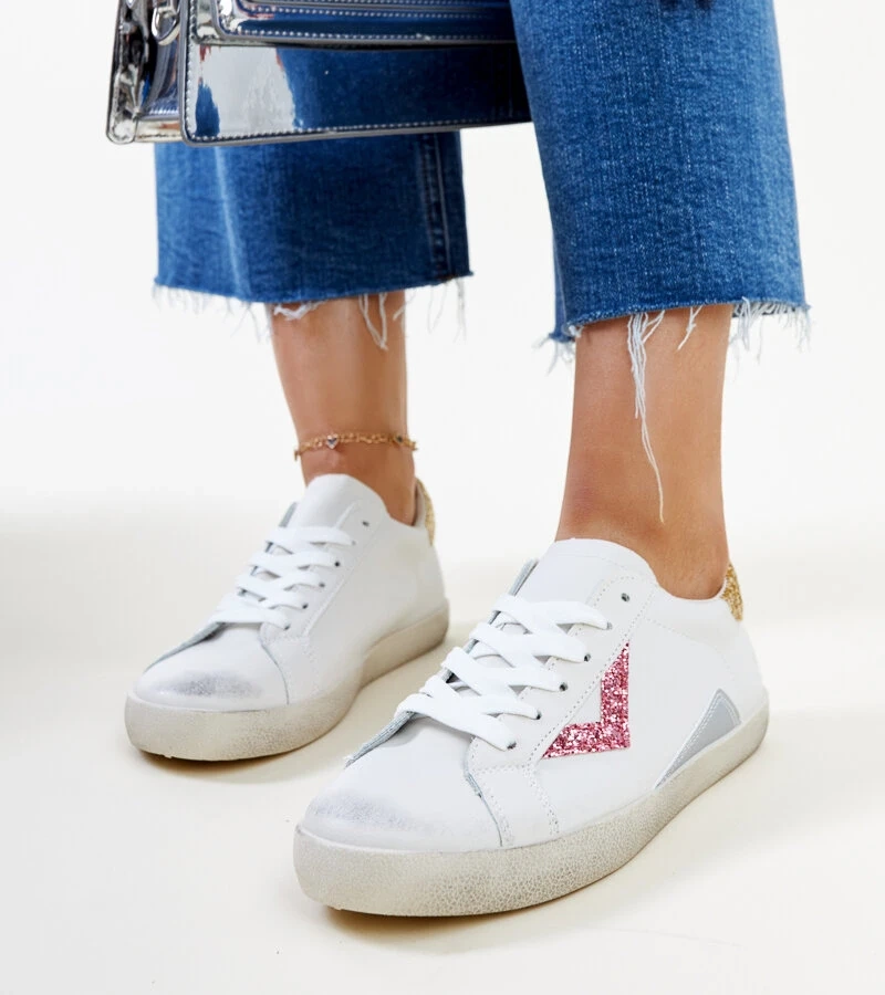 Białe sneakersy ze efektownym zdobieniem
