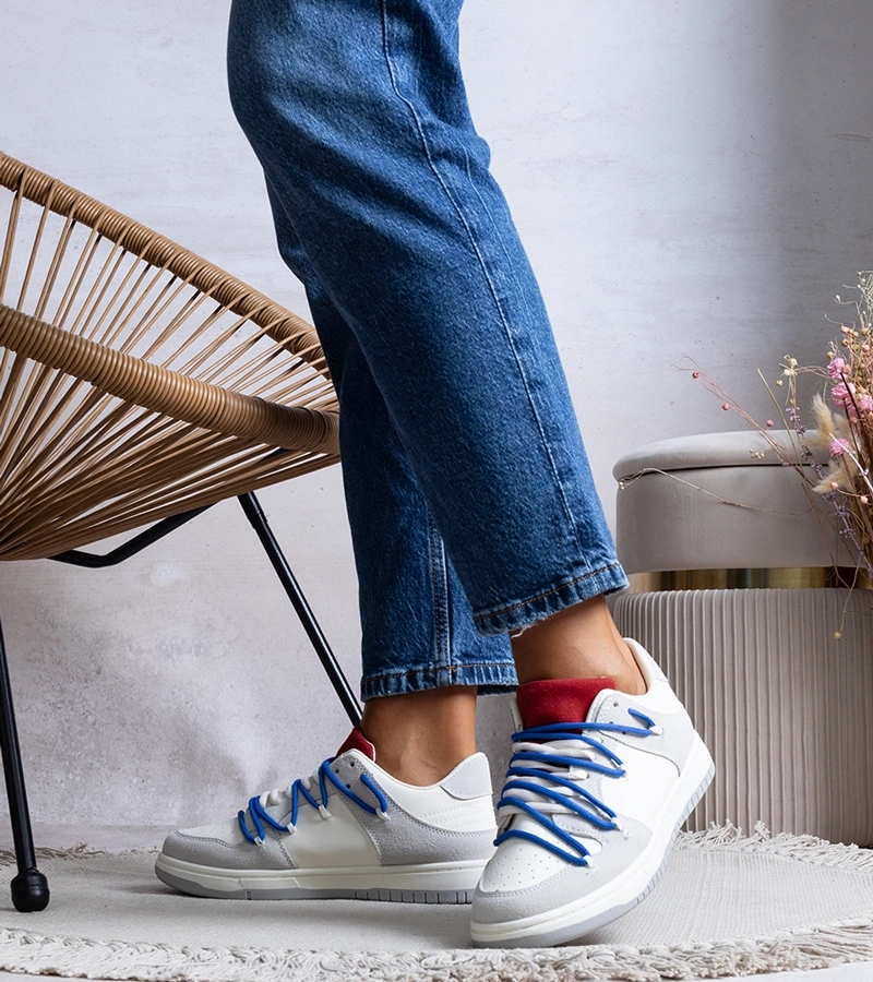 Hers Szare sneakersy z granatowymi sznurówkami