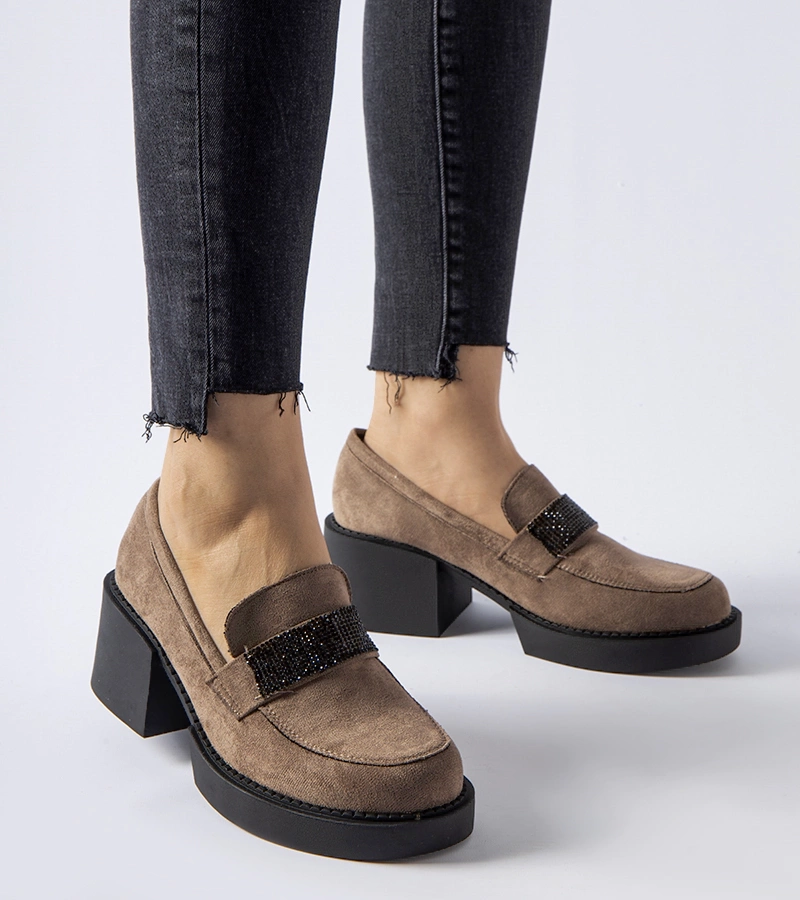 Czarne półbuty na masywnym słupku