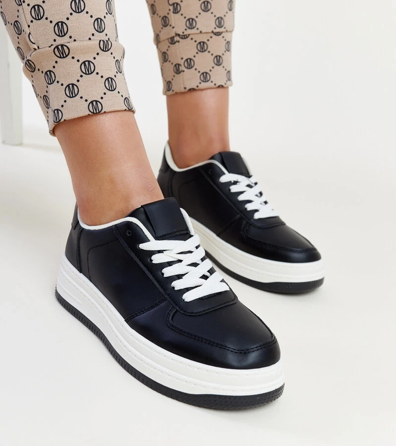 Czarne  sneakersy na platformi