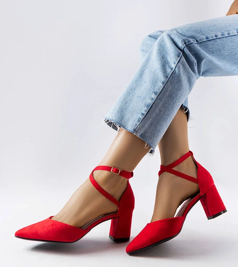 Czerwone czółenka na słupku