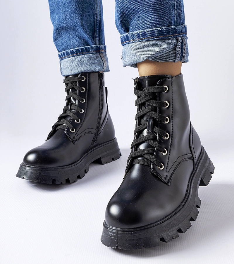 Krótkie czarne trapery