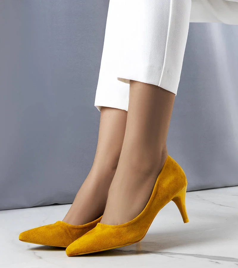 Musztardowe czółenka na niskiej szpilce