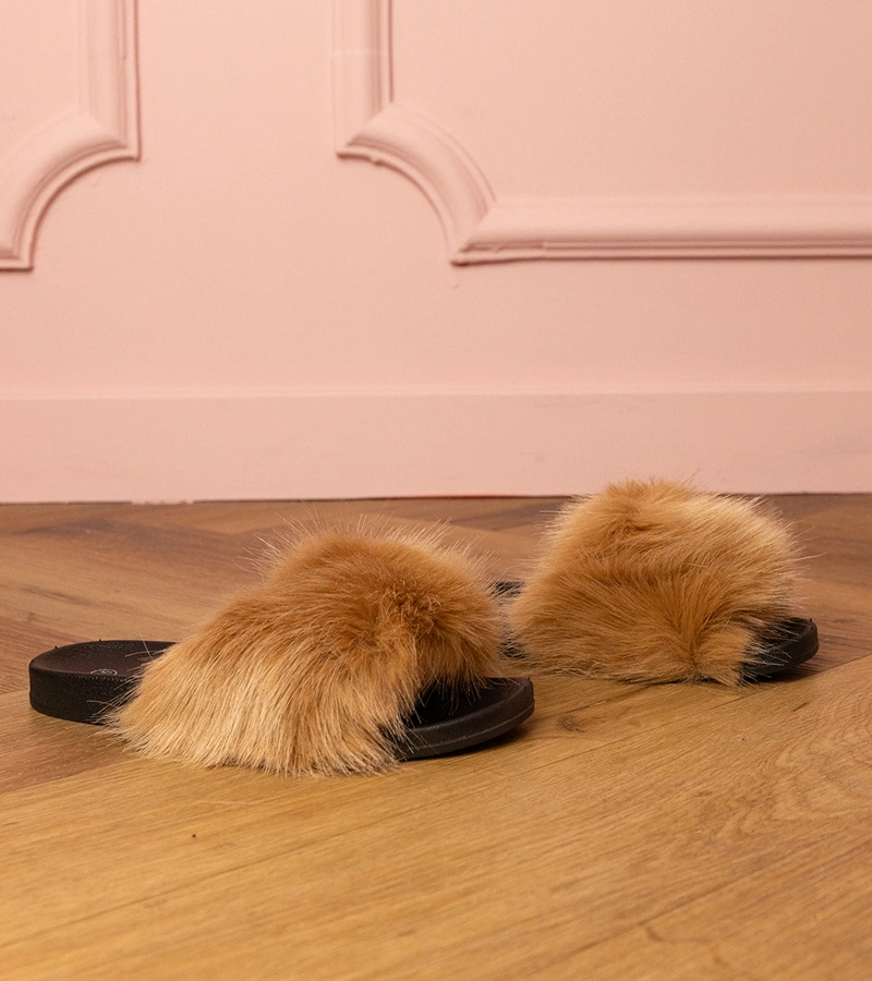 Hers Brązowe klapki dziecięce z futerkiem