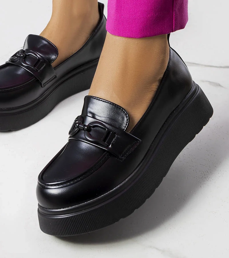 Półbuty czarne na masywnej podeszwie