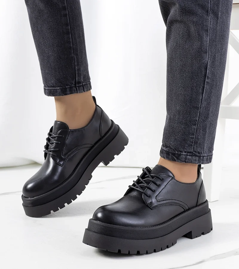 Czarne półbuty na masywnej podeszwie