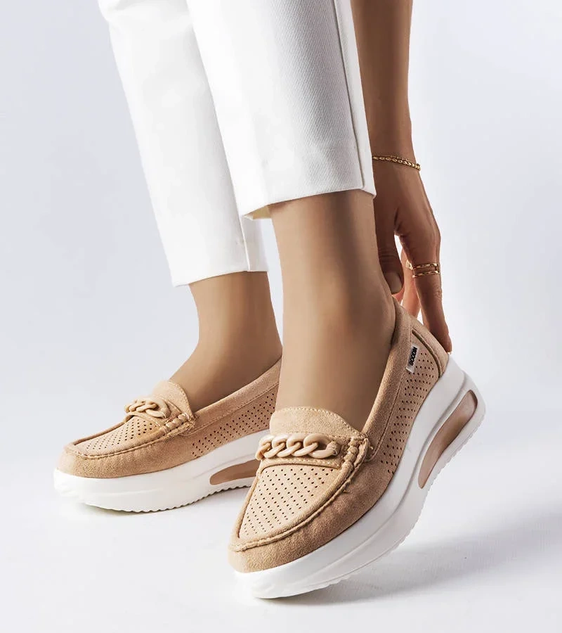 Beżowe mokasyny na grubej podeszwie zdobione klamerką