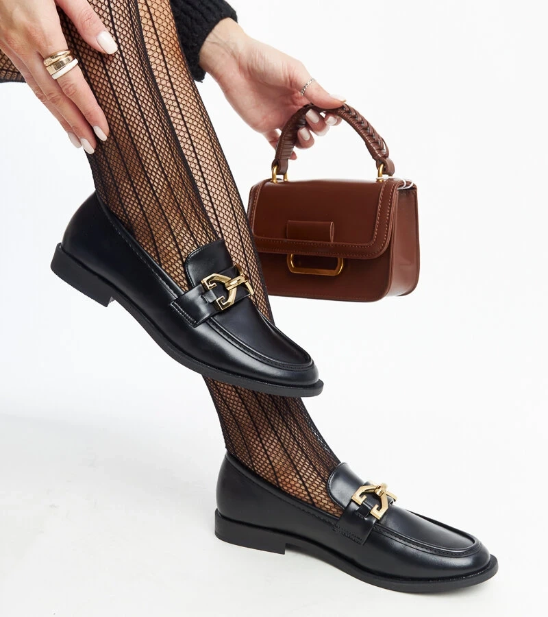 Czarne mokasyny zdobione klamerką