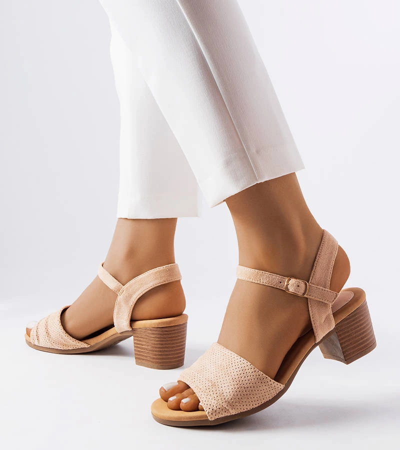Beżowe sandały na słupku