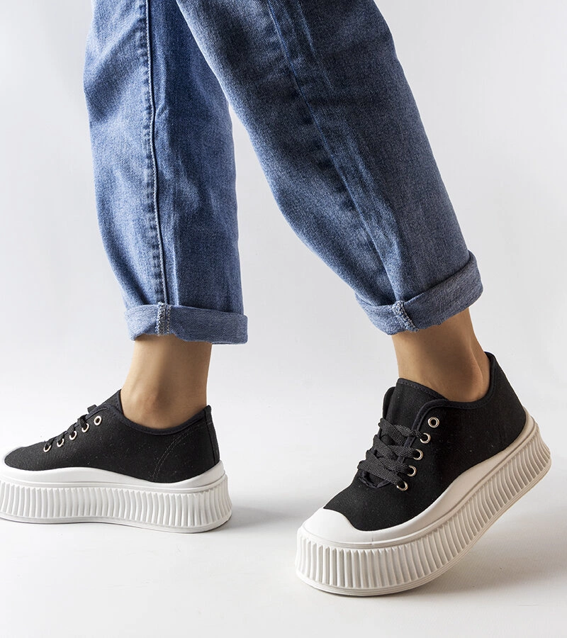 Czarne trampki i na grubej podeszwie