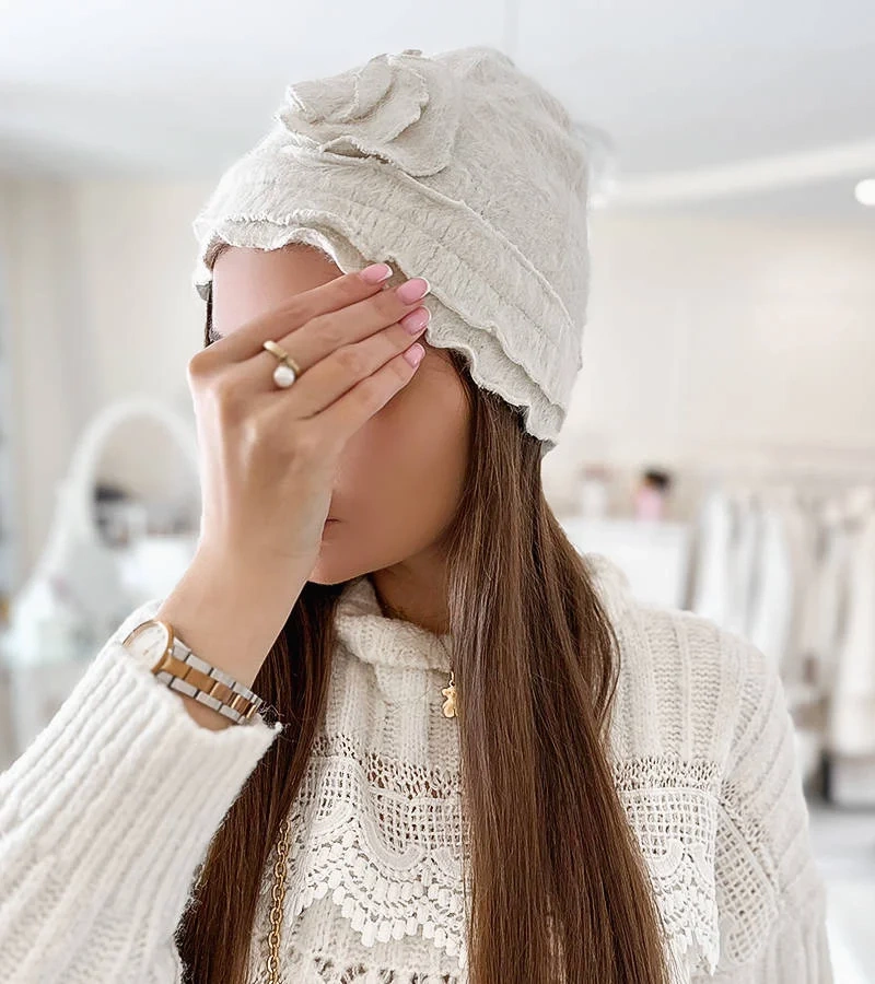 Beżowy czapka z falbankami